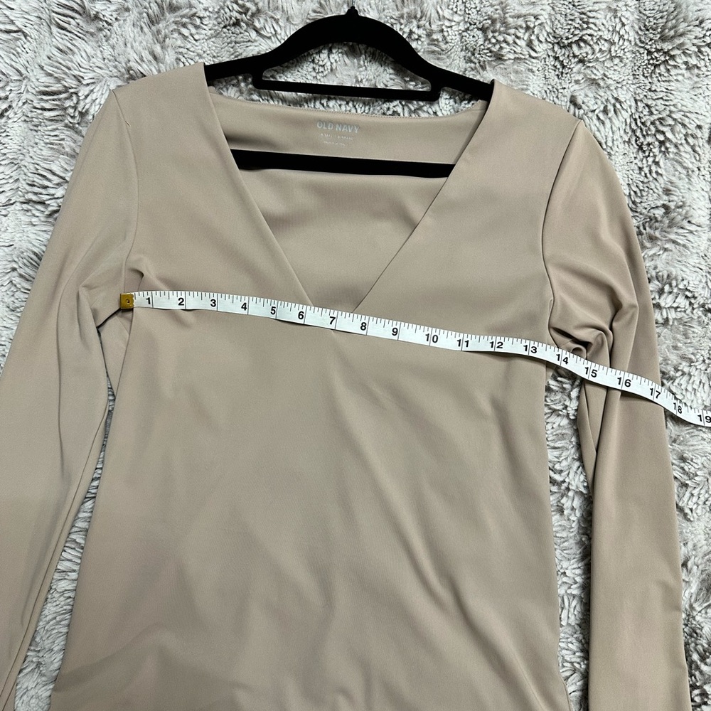 Old Navy | M Tall | Double Layer Sculpting Crop V-Neck Mollusk Nude Tan - Picture 3 of 5